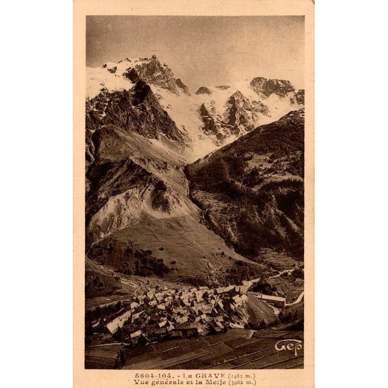 Carte postale ancienne de La Grave avec vue générale du village et de la Meije dans les Hautes-Alpes
