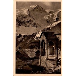 Carte postale ancienne de La Grave avec la Meije et la vieille église romane des Terrasses