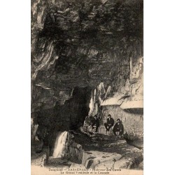 Carte postale ancienne des Cuves de Sassenage montrant le Grand Vestibule et la cascade souterraine