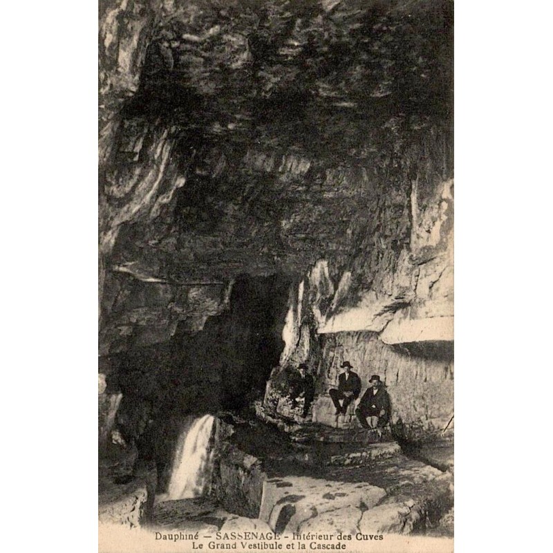 Carte postale ancienne des Cuves de Sassenage montrant le Grand Vestibule et la cascade souterraine