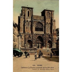 Carte postale ancienne de la cathédrale Saint-Maurice de Vienne avec animation sur la place