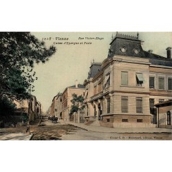 Carte postale ancienne de la rue Victor-Hugo à Vienne avec la Caisse d'Épargne et la Poste