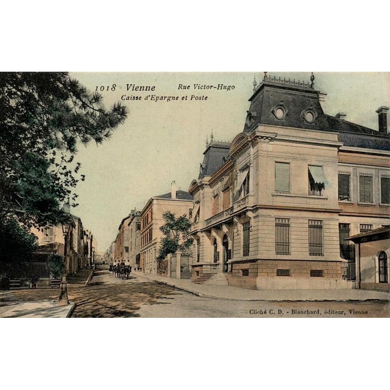 Carte postale ancienne de la rue Victor-Hugo à Vienne avec la Caisse d'Épargne et la Poste