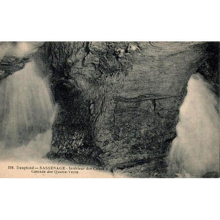 Carte postale ancienne des Cuves de Sassenage montrant la Cascade des Quatre-Vents à l'intérieur de la grotte.
