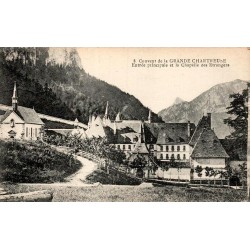 Carte postale ancienne de la Grande-Chartreuse montrant l'entrée principale et la chapelle des Étrangers