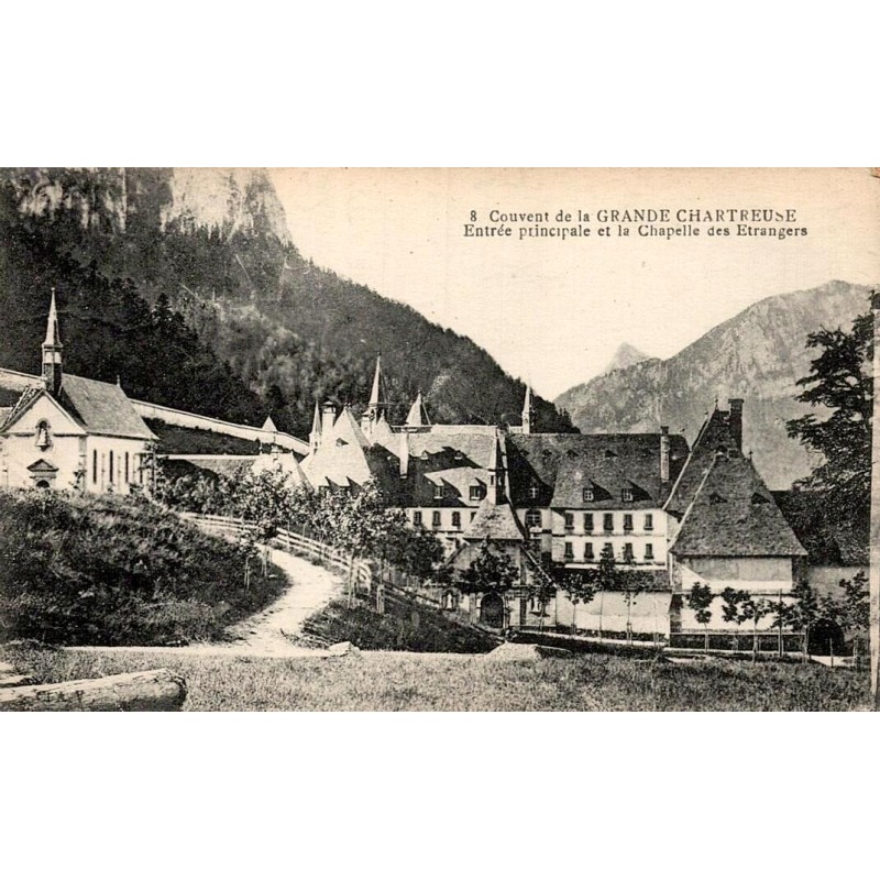 Carte postale ancienne de la Grande-Chartreuse montrant l'entrée principale et la chapelle des Étrangers