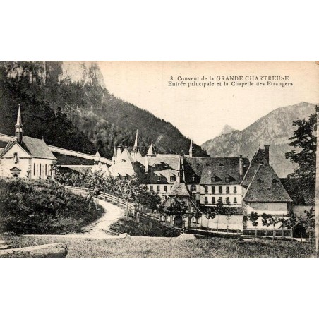 Carte postale ancienne de la Grande-Chartreuse montrant l'entrée principale et la chapelle des Étrangers