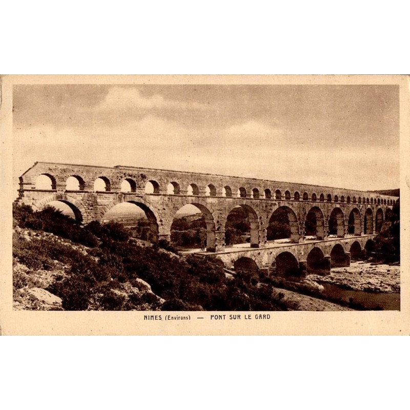 Carte postale ancienne Environs Pont sur le Gard – Paysage historique