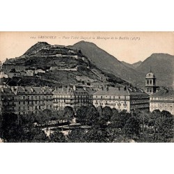 Carte postale ancienne de Grenoble avec la place Victor-Hugo et la Bastille en arrière-plan