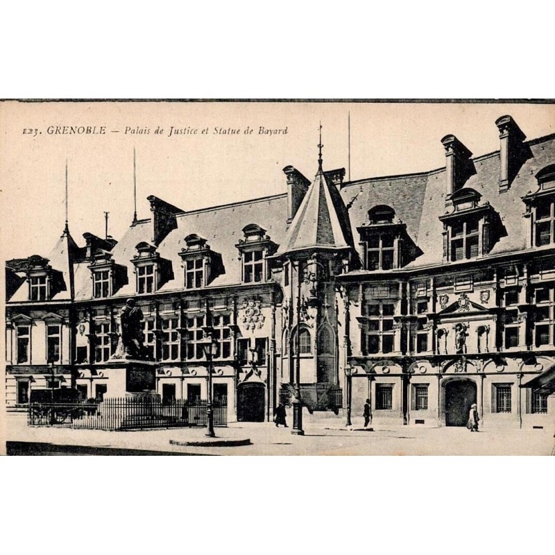 Carte postale ancienne de Grenoble représentant le Palais de Justice et la statue de Bayard