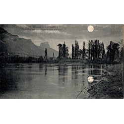 Carte postale ancienne de Grenoble montrant un clair de lune sur l'Isère à l'Île d'Amour