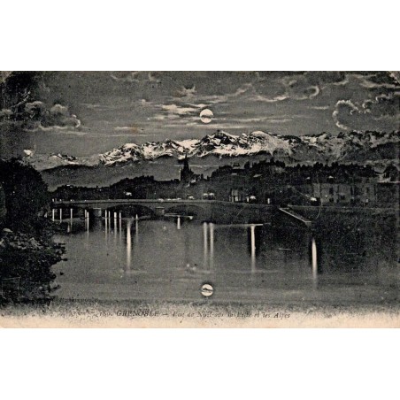 Carte postale ancienne de Grenoble montrant une vue de nuit sur l'Isère avec les Alpes en arrière-plan