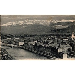 Carte postale ancienne de Grenoble offrant une vue générale sur la ville et les Alpes enneigées