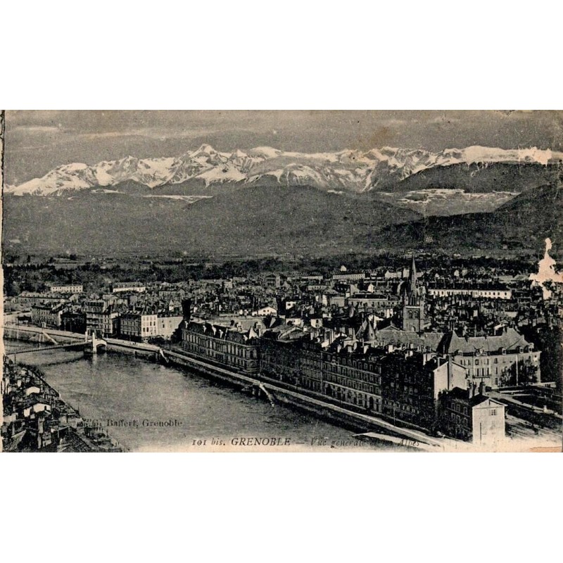 Carte postale ancienne de Grenoble offrant une vue générale sur la ville et les Alpes enneigées