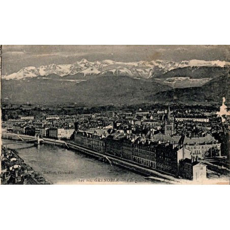 Carte postale ancienne de Grenoble offrant une vue générale sur la ville et les Alpes enneigées