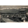 Carte postale ancienne de Grenoble offrant une vue générale sur la ville et les Alpes enneigées