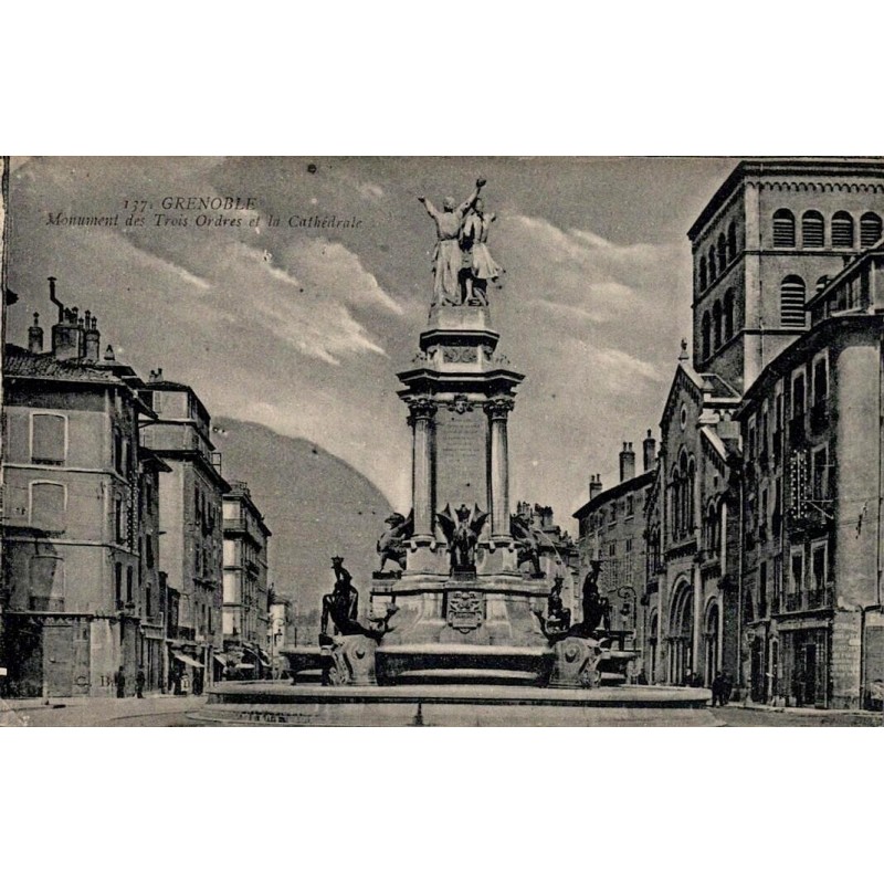 Carte postale ancienne de Grenoble montrant le Monument des Trois Ordres et la cathédrale Notre-Dame