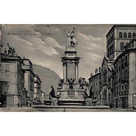 Carte postale ancienne de Grenoble montrant le Monument des Trois Ordres et la cathédrale Notre-Dame